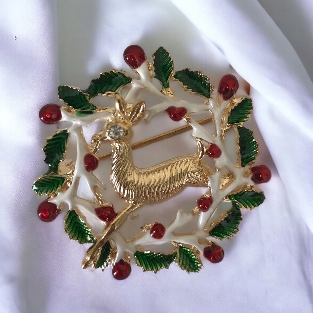 Fashion Jewelry Alloy Wreath Reindeer Holly Berries Brooch Pin Decoration